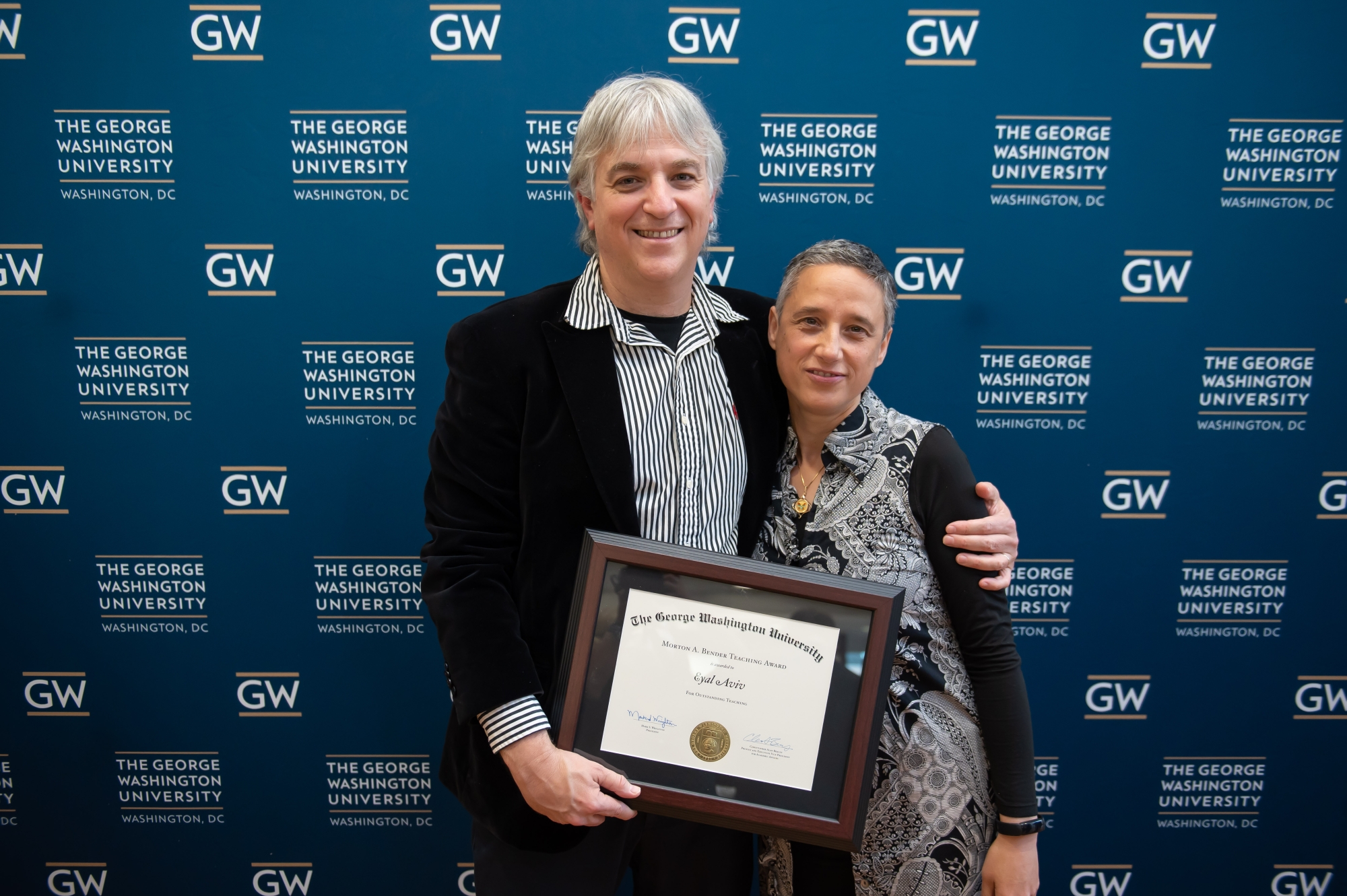 Professor Eyal Aviv receives his award